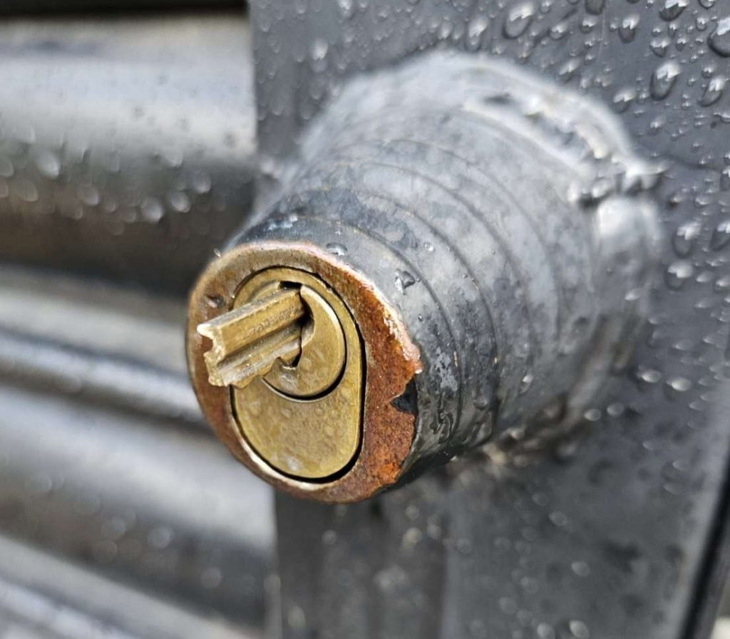 Broken key extraction Leeds. Reliable 247 Service. Key Snapped in lock Leeds.