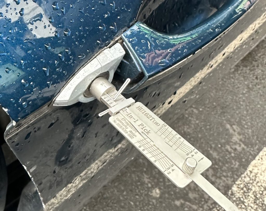 Auto locksmith Yeadon. Keys locked in car Yeadon.