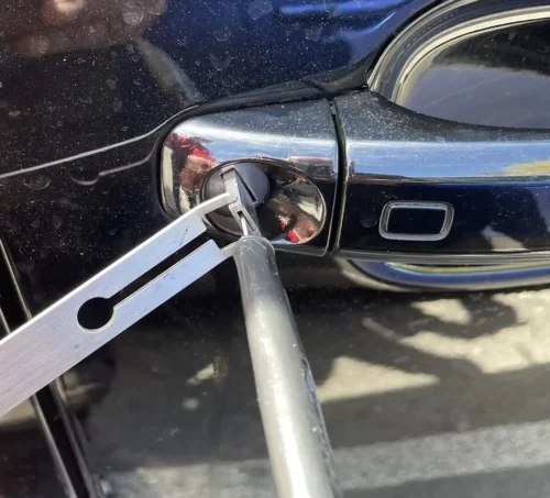Auto locksmith Leeds. Keys locked in car Headingley.