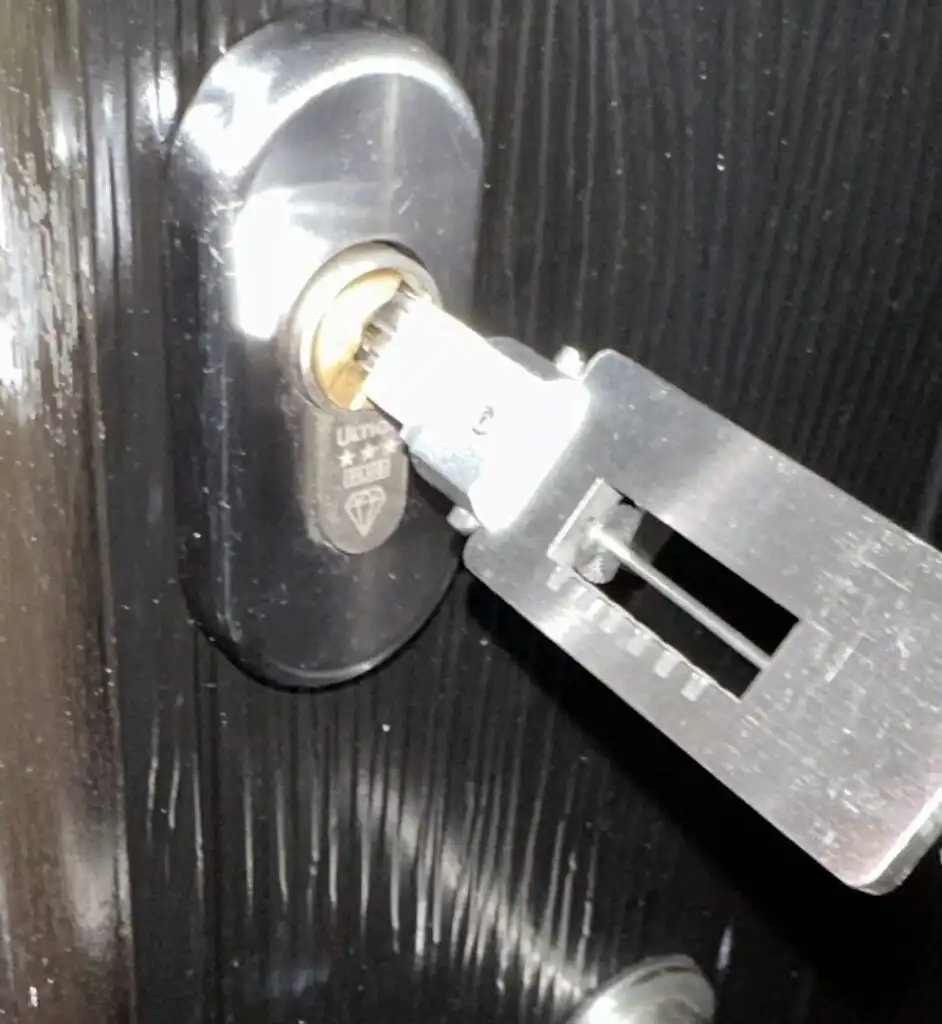 Emergency lock out in Leeds. Lock picked open, using non destructive entry.