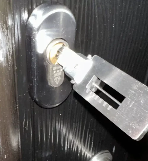 Emergency lock out in Leeds. Lock picked open, using non-destructive entry.