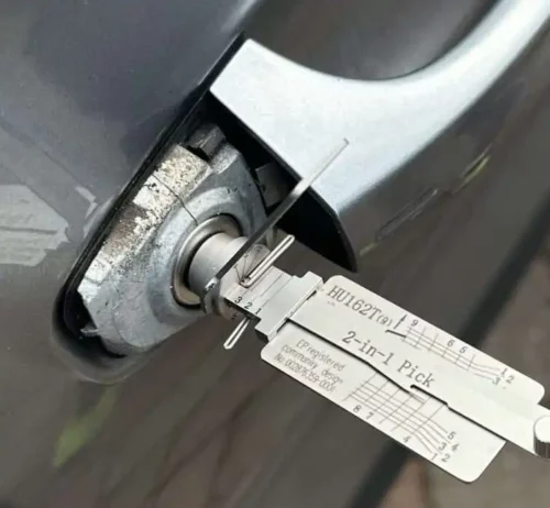Auto locksmith Austhorpe. Keys locked in car. Lock picked open professionally. 