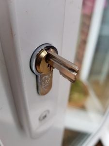 Broken key snapped in the lock. Locksmith costs in Leeds.