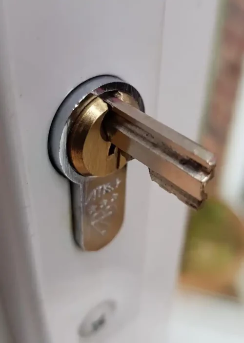 Broken key snapped in the lock in Leeds. Locksmith Rawdon.
