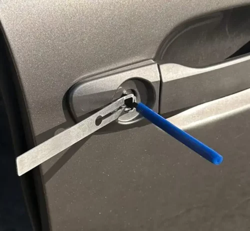 Keys locked in car Leeds. Auto locksmith Leeds.