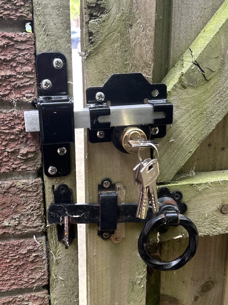 247Locksmiths home page 5 New Gate lock supplied and installed in Leeds. Locksmith in Leeds