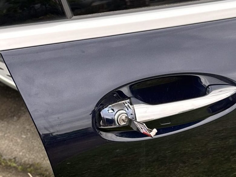 Auto Locksmith Leeds opening Up a car, after the keys were locked inside.