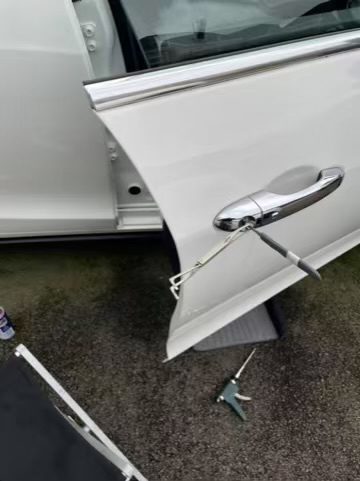 Keys Locked In Car Roundhay Park. Local Auto Locksmith Leeds